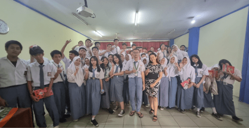 Coach Priska Sahanaya Mengajarkan Trik Public Speaking Persuasif di SMK Bina Karya