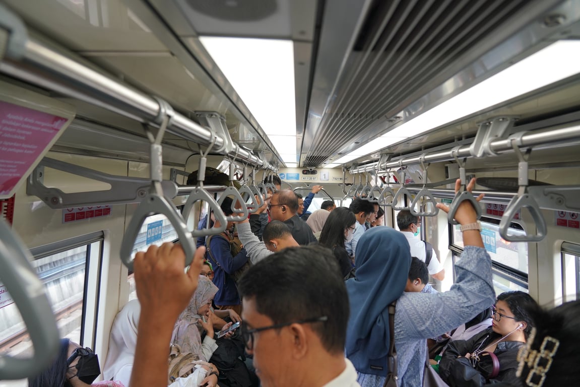 Jelang Tiga Tahun Beroperasi, LRT Jabodebek Cetak Rekor 3 Juta Pengguna dalam Sebulan
