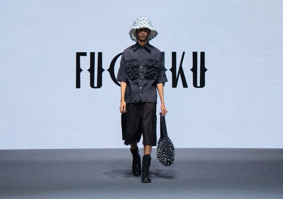 FUGUKU MEMPERKENALKAN KOLEKSI “GROUND ZERO” DI ORCHARD ROAD FASHION WEEK, MENGHUBUNGKAN AKTIVASI GLOBAL DENGAN SENI MENGUMPULKAN KARYA FASHION BERKESADARAN