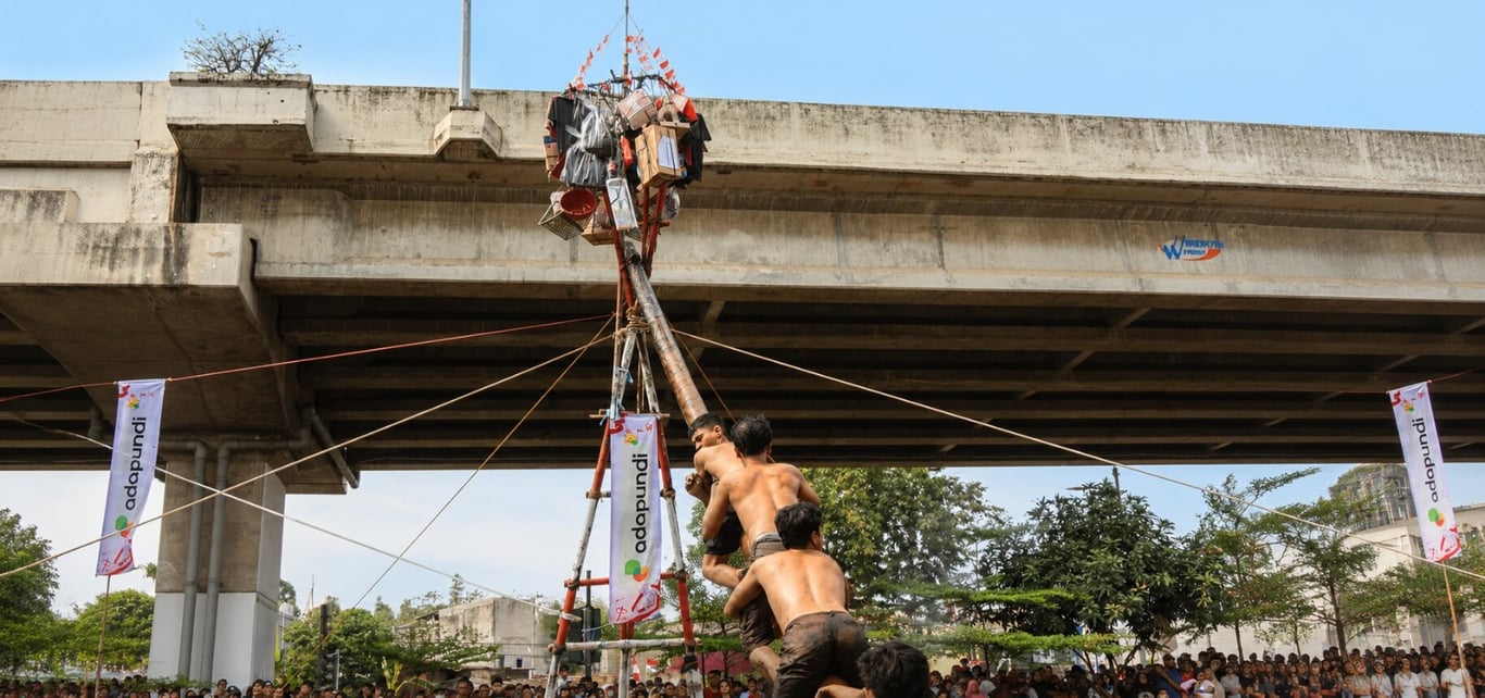 Semarak HUT ke-81 RI, Adapundi Turut Meriahkan Panjat Pinang Kalimalang 2026