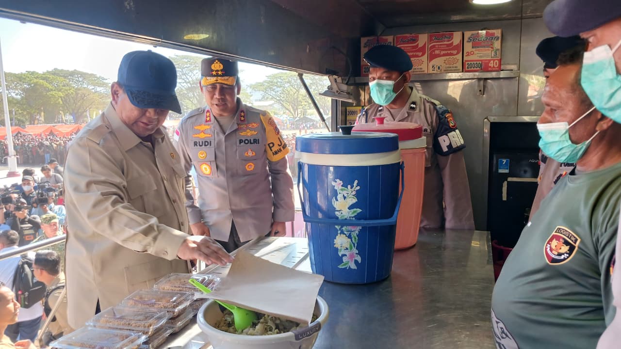 Presiden Prabowo Didampingi Kapolri dan Kapolda NTT Kunjungi Pengungsian Nagekeo, Cek Dapur Lapangan dan Penyediaan Air Bersih