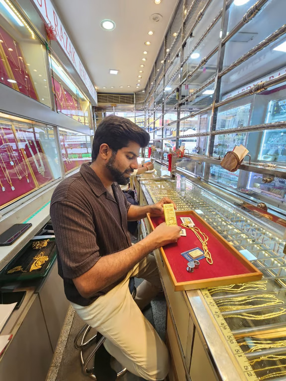 Evaluating Gold Spread: Why Buying and Selling Bullion Bars Through Specialized Gold Dealers May Offer Better Value Than Traditional Channels